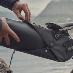 Sacoche De Selle Vélo Brooks étanche Pour Bikepacking 8L Scape -Promos VTT Boutique sacoche de selle velo brooks etanche pour bikepacking 8l scape full 4